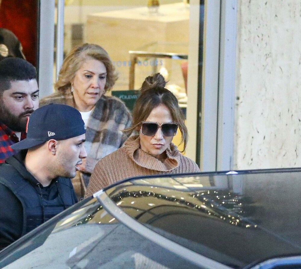Jennifer Lopez a mers la cumpărături pentru Crăciun cu mama ei. Ce ținută a purtat. FOTO - Imaginea 3