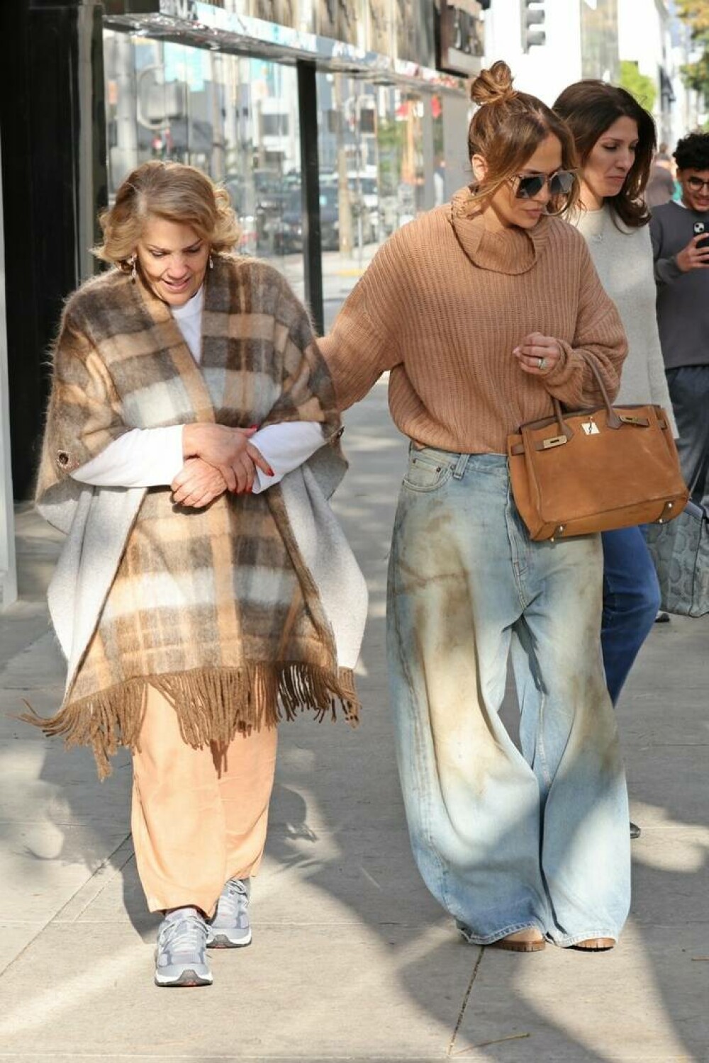 Jennifer Lopez a mers la cumpărături pentru Crăciun cu mama ei. Ce ținută a purtat. FOTO - Imaginea 4