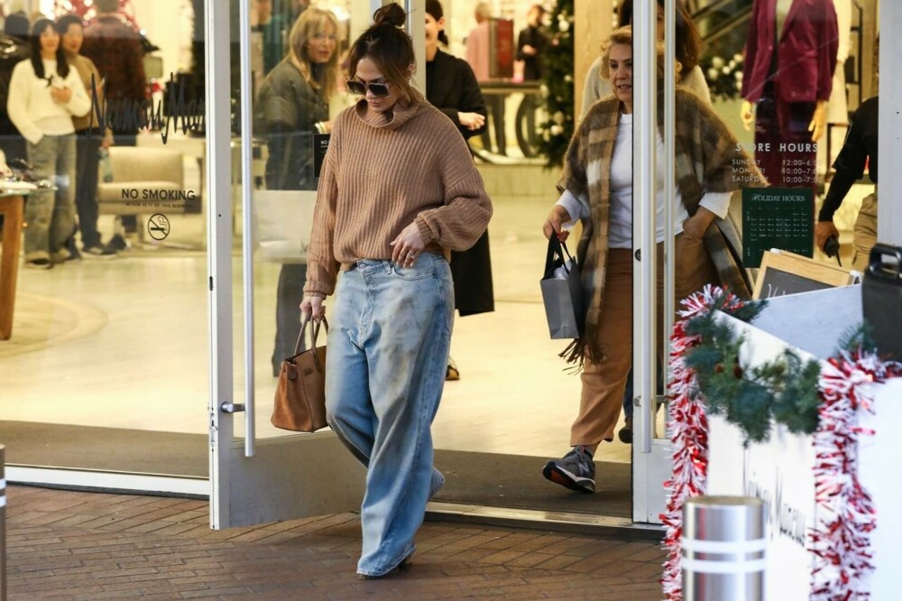 Jennifer Lopez a mers la cumpărături pentru Crăciun cu mama ei. Ce ținută a purtat. FOTO - Imaginea 5