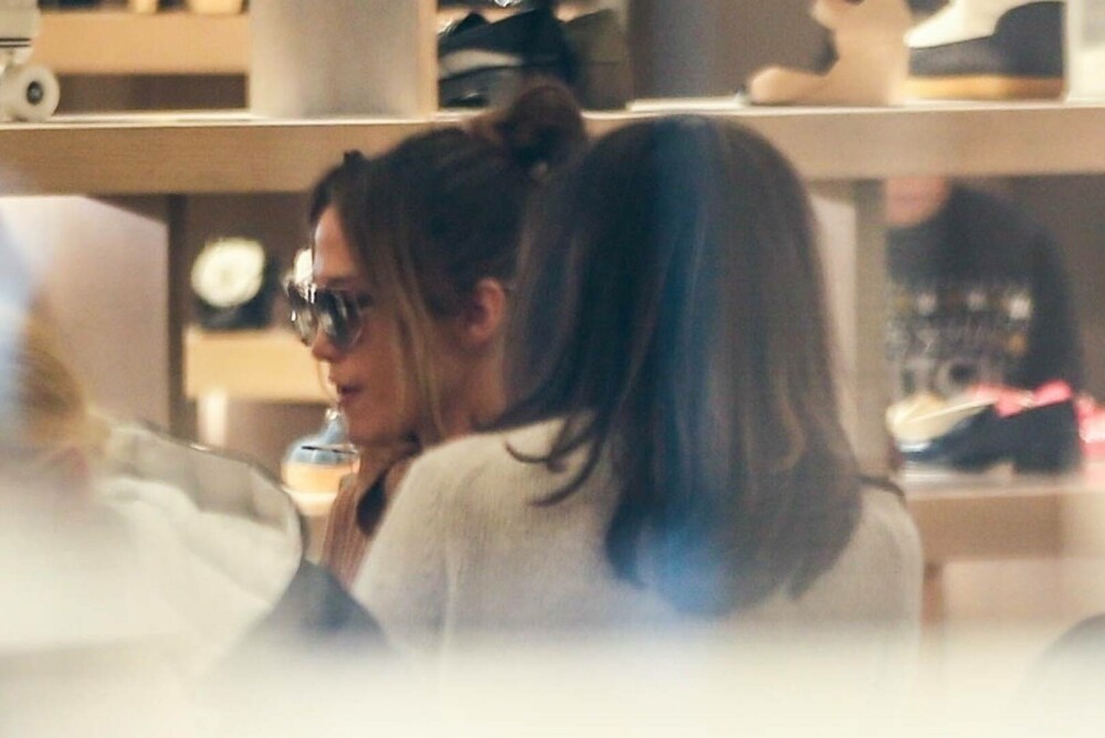 Jennifer Lopez a mers la cumpărături pentru Crăciun cu mama ei. Ce ținută a purtat. FOTO - Imaginea 6