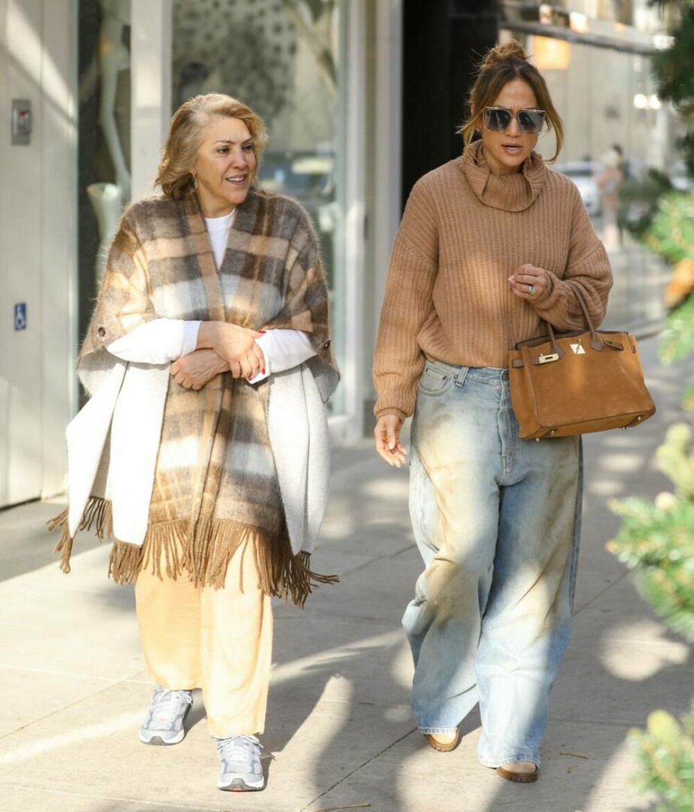 Jennifer Lopez a mers la cumpărături pentru Crăciun cu mama ei. Ce ținută a purtat. FOTO - Imaginea 7