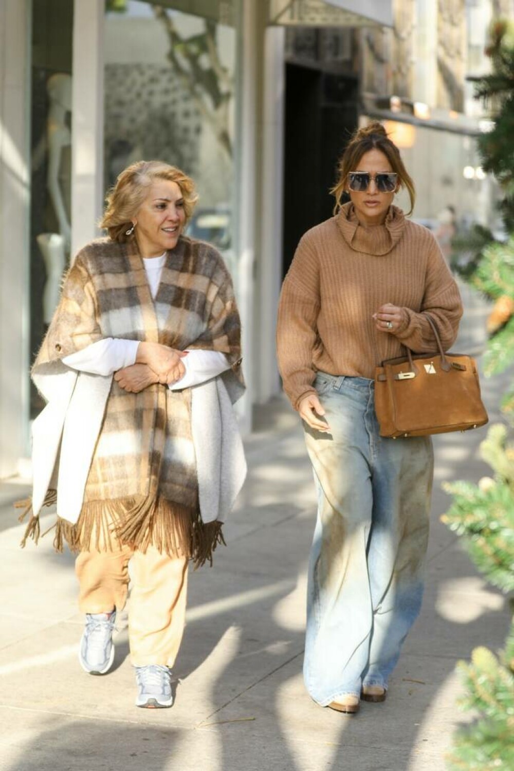 Jennifer Lopez a mers la cumpărături pentru Crăciun cu mama ei. Ce ținută a purtat. FOTO - Imaginea 8