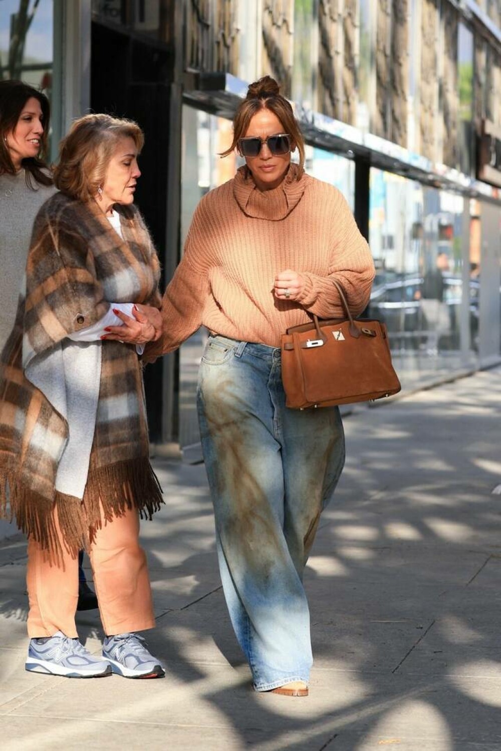 Jennifer Lopez a mers la cumpărături pentru Crăciun cu mama ei. Ce ținută a purtat. FOTO - Imaginea 9