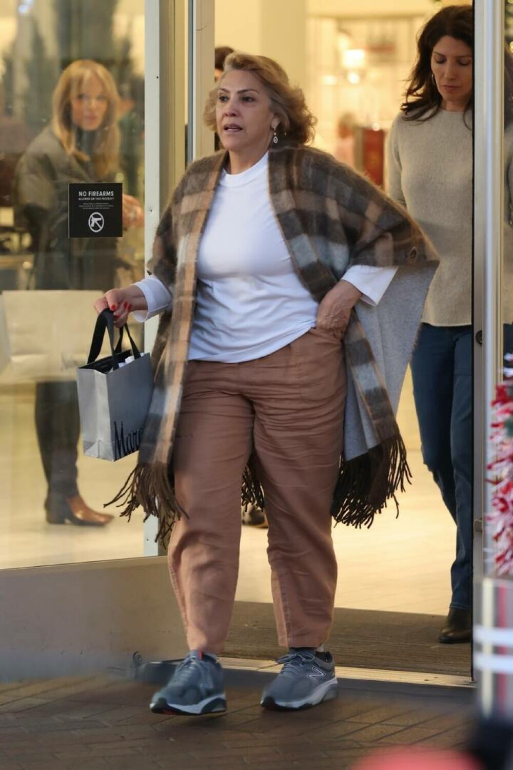 Jennifer Lopez a mers la cumpărături pentru Crăciun cu mama ei. Ce ținută a purtat. FOTO - Imaginea 11