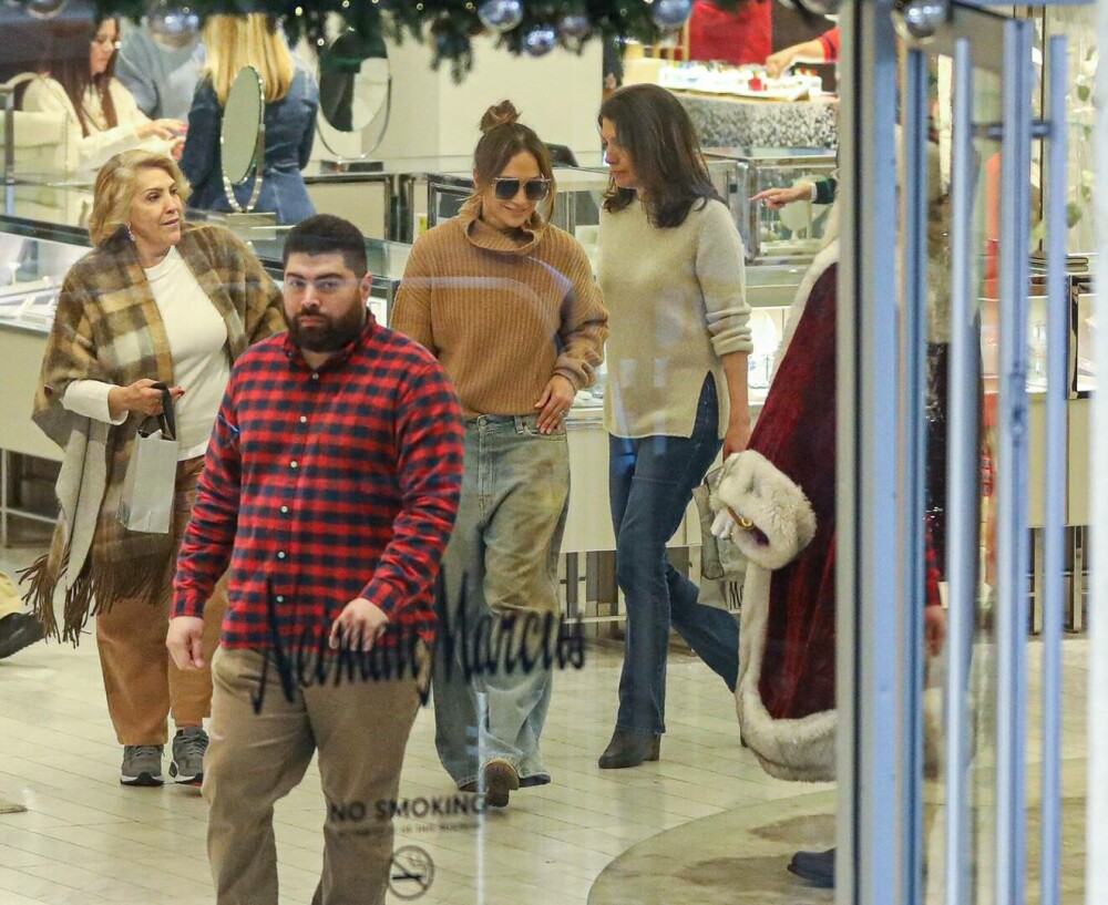 Jennifer Lopez a mers la cumpărături pentru Crăciun cu mama ei. Ce ținută a purtat. FOTO - Imaginea 13