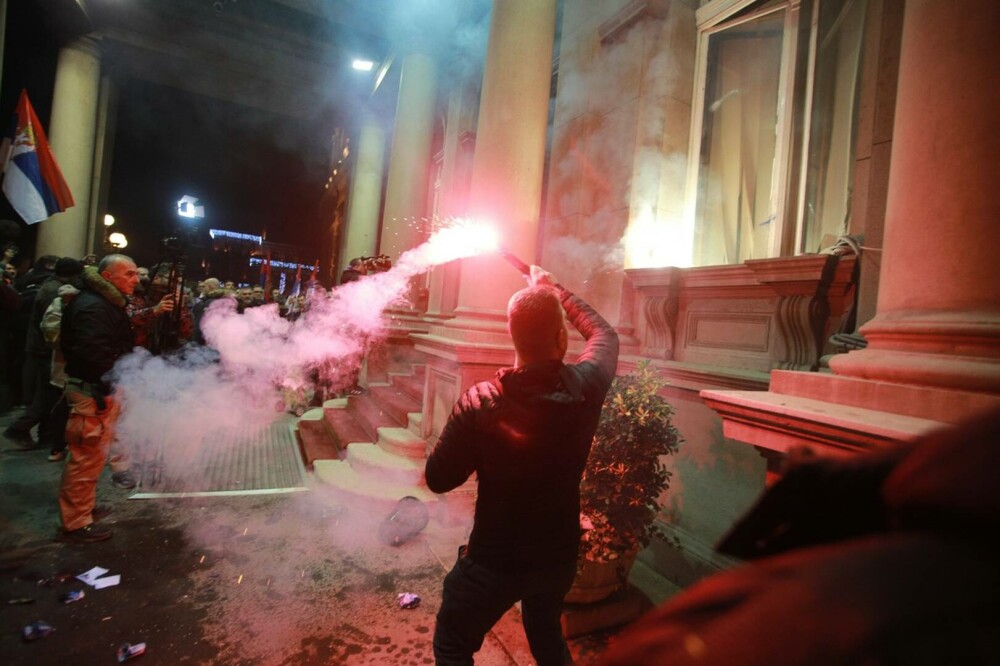 Proteste în Serbia. Manifestanţii au încercat să intre cu forţa în primăria Belgradului. Opt polițiști răniți FOTO & VIDEO - Imaginea 7