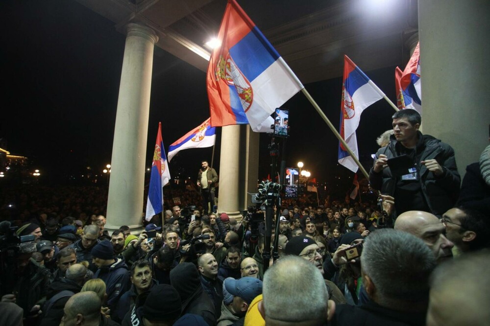 Proteste în Serbia. Manifestanţii au încercat să intre cu forţa în primăria Belgradului. Opt polițiști răniți FOTO & VIDEO - Imaginea 2