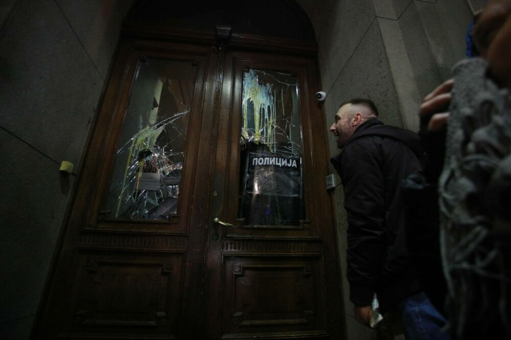 Proteste în Serbia. Manifestanţii au încercat să intre cu forţa în primăria Belgradului. Opt polițiști răniți FOTO & VIDEO - Imaginea 4