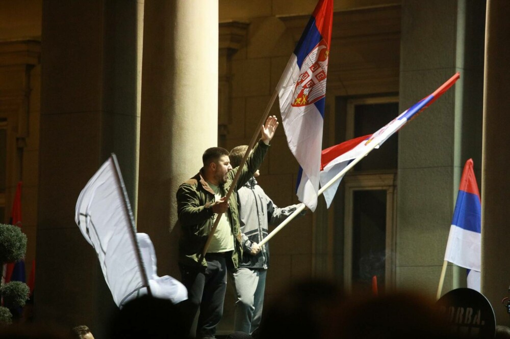 Proteste în Serbia. Manifestanţii au încercat să intre cu forţa în primăria Belgradului. Opt polițiști răniți FOTO & VIDEO - Imaginea 6