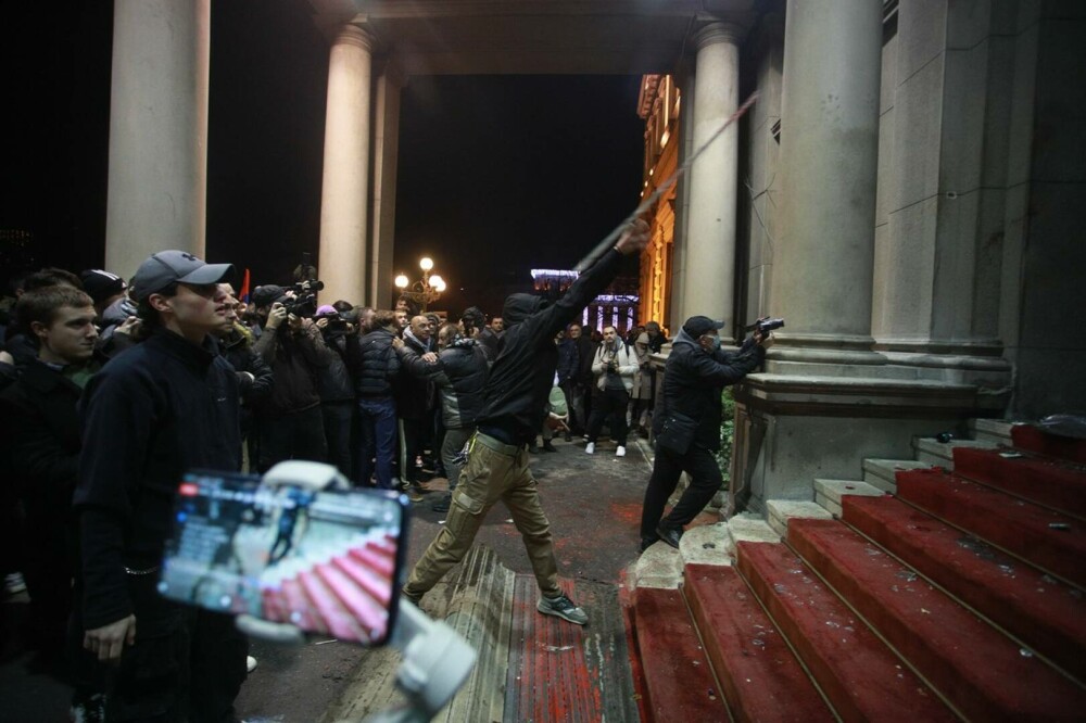 Proteste în Serbia. Manifestanţii au încercat să intre cu forţa în primăria Belgradului. Opt polițiști răniți FOTO & VIDEO - Imaginea 1
