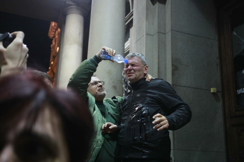 Proteste în Serbia. Manifestanţii au încercat să intre cu forţa în primăria Belgradului. Opt polițiști răniți FOTO & VIDEO - Imaginea 8