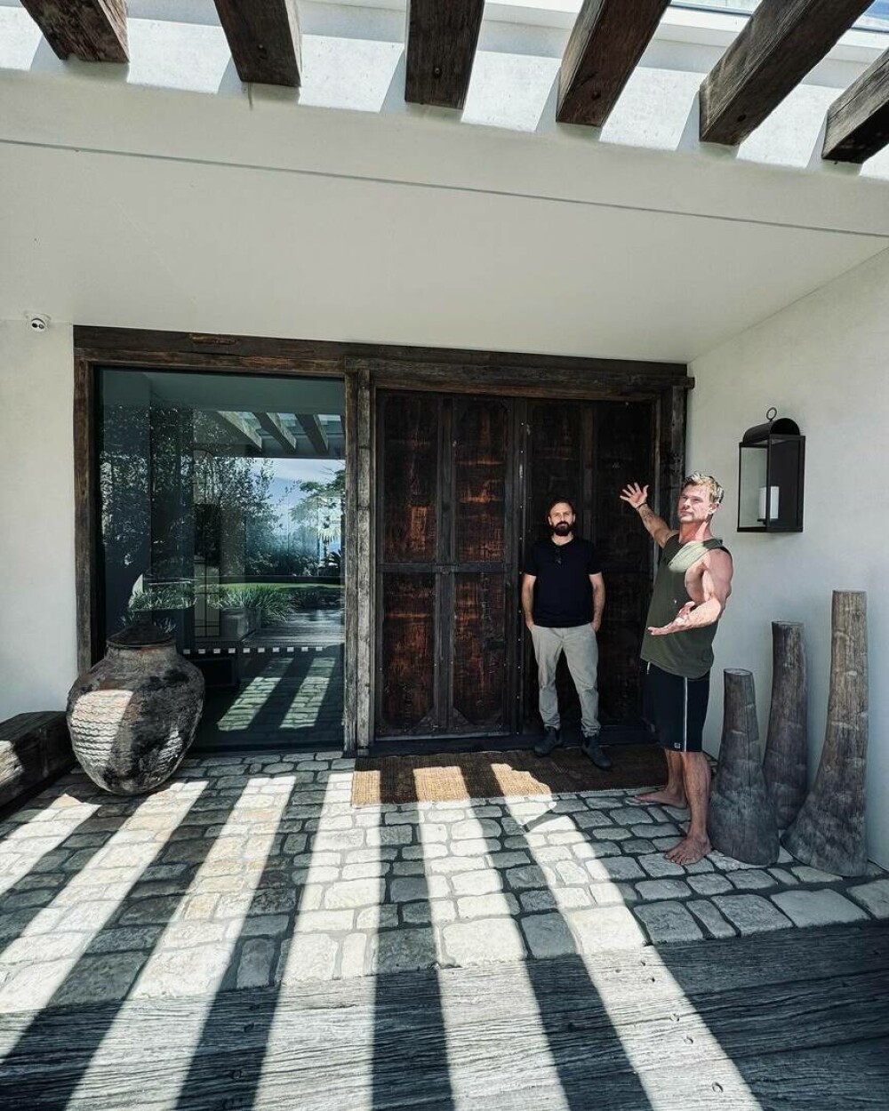 Chris Hemsworth, ”certat” de fani după ce a postat imagini cu casa din Australia. Detaliul neașteptat observat de internauți - Imaginea 5