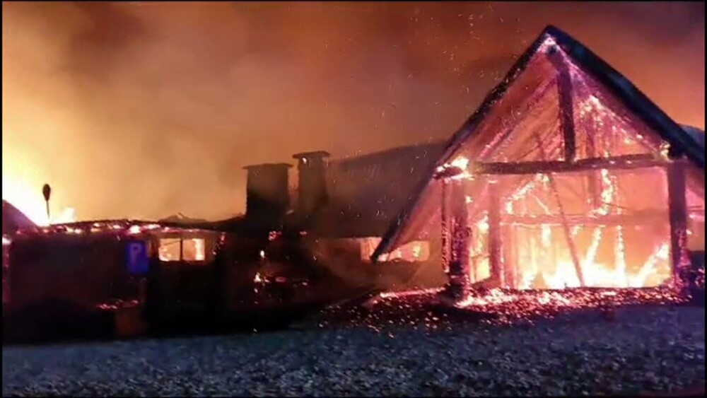 Incendiu de proporții la Ferma Dacilor din Tohani, Prahova. Șase persoane au murit | VIDEO - Imaginea 1