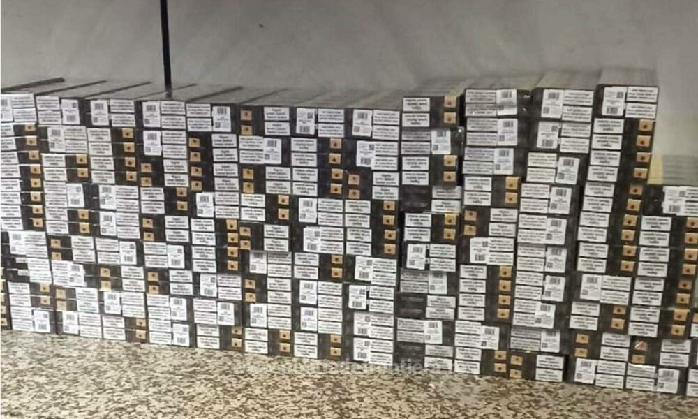 Peste 4.000 de pachete de ţigări de contrabandă, descoperite pe Aeroportul Otopeni cu ajutorul câinelui Ebasa - Imaginea 1