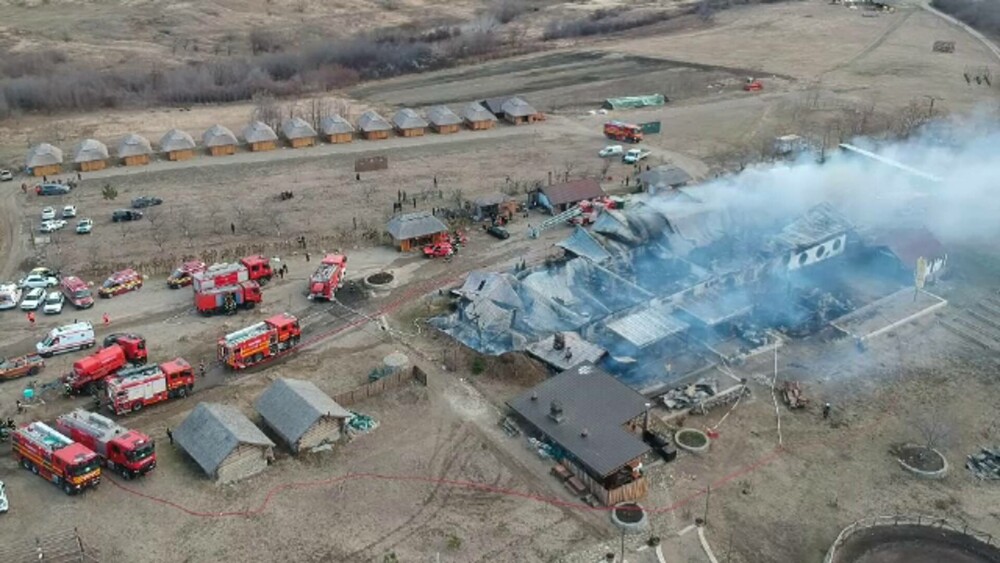 VIDEO. Imagini din dronă cu dezastrul de la Ferma Dacilor. Focul a distrus 1.000 de mp - Imaginea 1