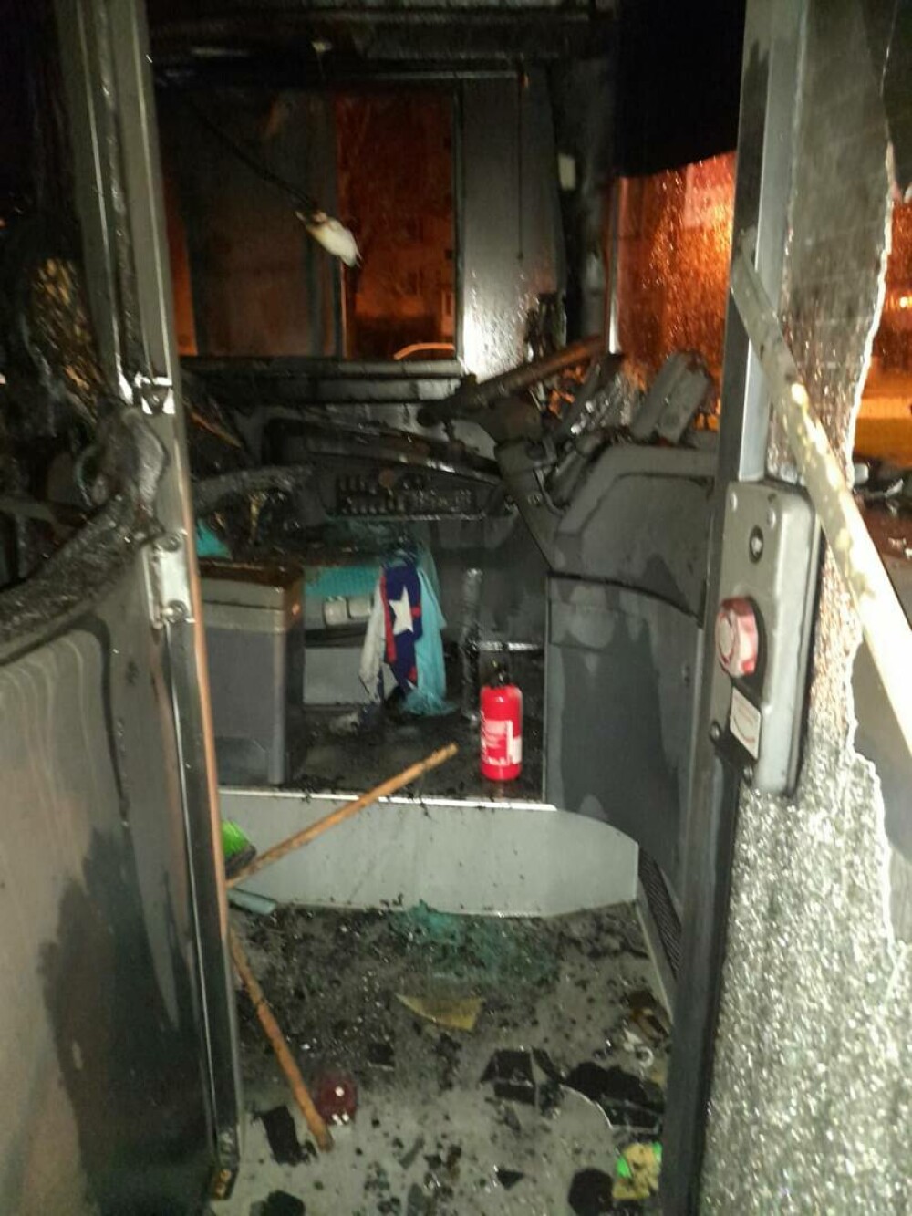 Un autobuz STB a ars complet în urma unui scurtcircuit. Șoferul a văzut o eroare în bord. Reacția companiei municipale - FOTO - Imaginea 3