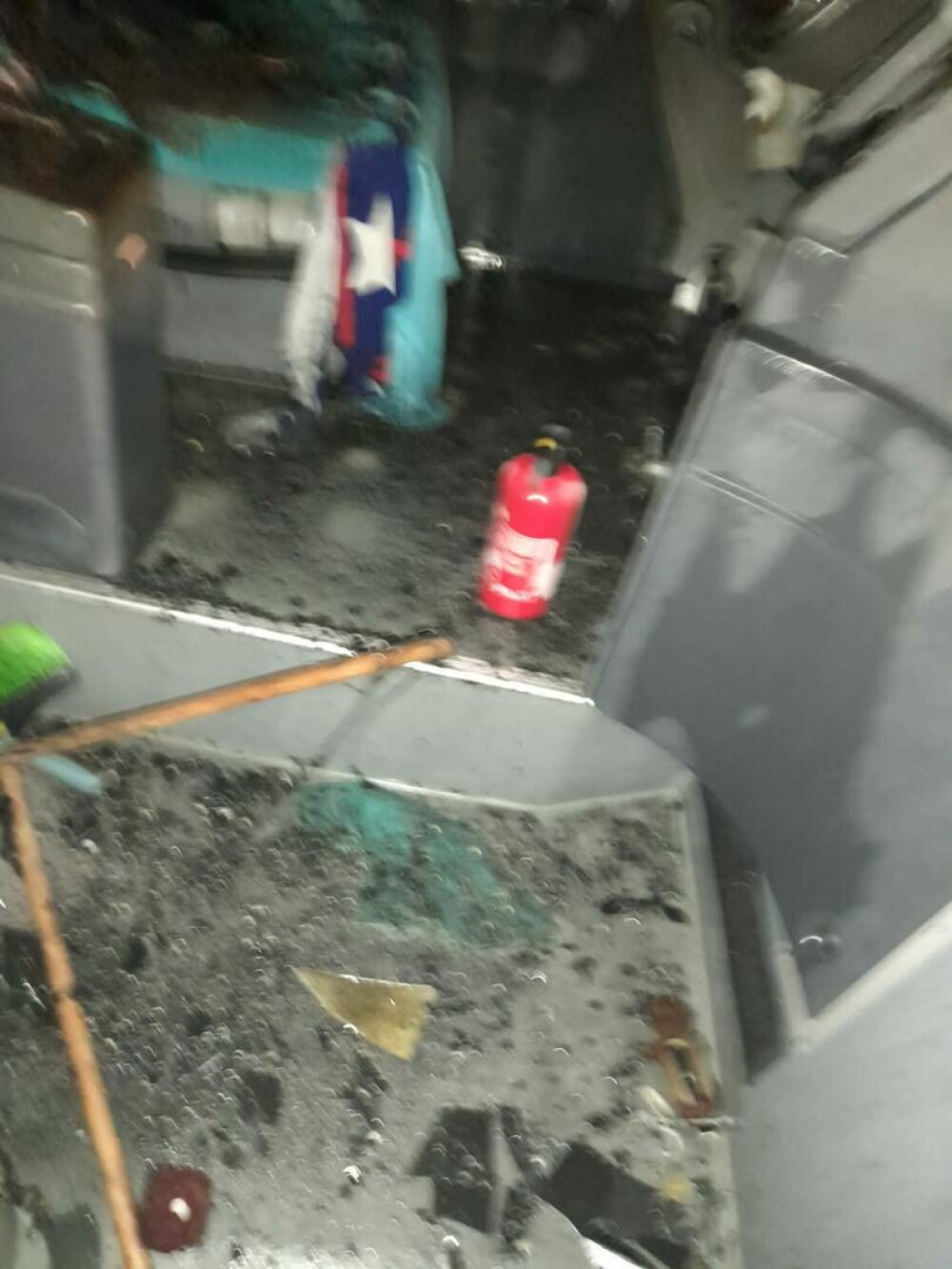 Un autobuz STB a ars complet în urma unui scurtcircuit. Șoferul a văzut o eroare în bord. Reacția companiei municipale - FOTO - Imaginea 4
