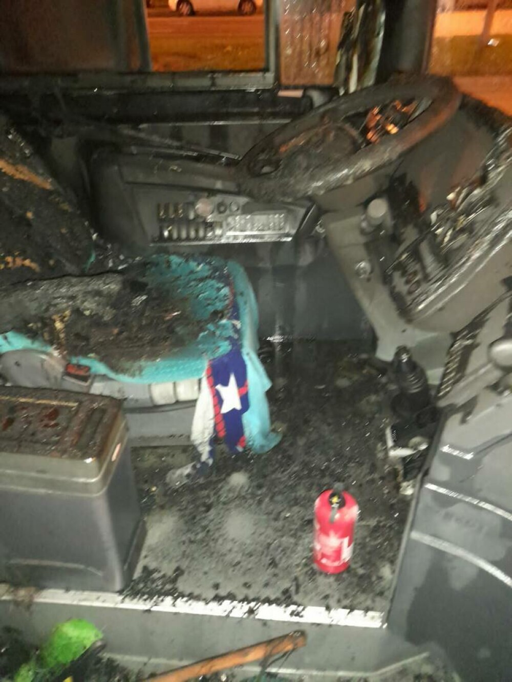 Un autobuz STB a ars complet în urma unui scurtcircuit. Șoferul a văzut o eroare în bord. Reacția companiei municipale - FOTO - Imaginea 6