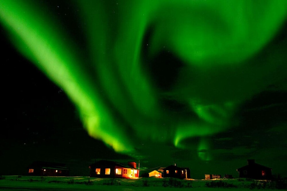 Orășelul unde se vede aurora boreală 300 de nopți pe an. Ce îl face locul perfect pentru a vedea spectacolul celest - Imaginea 3