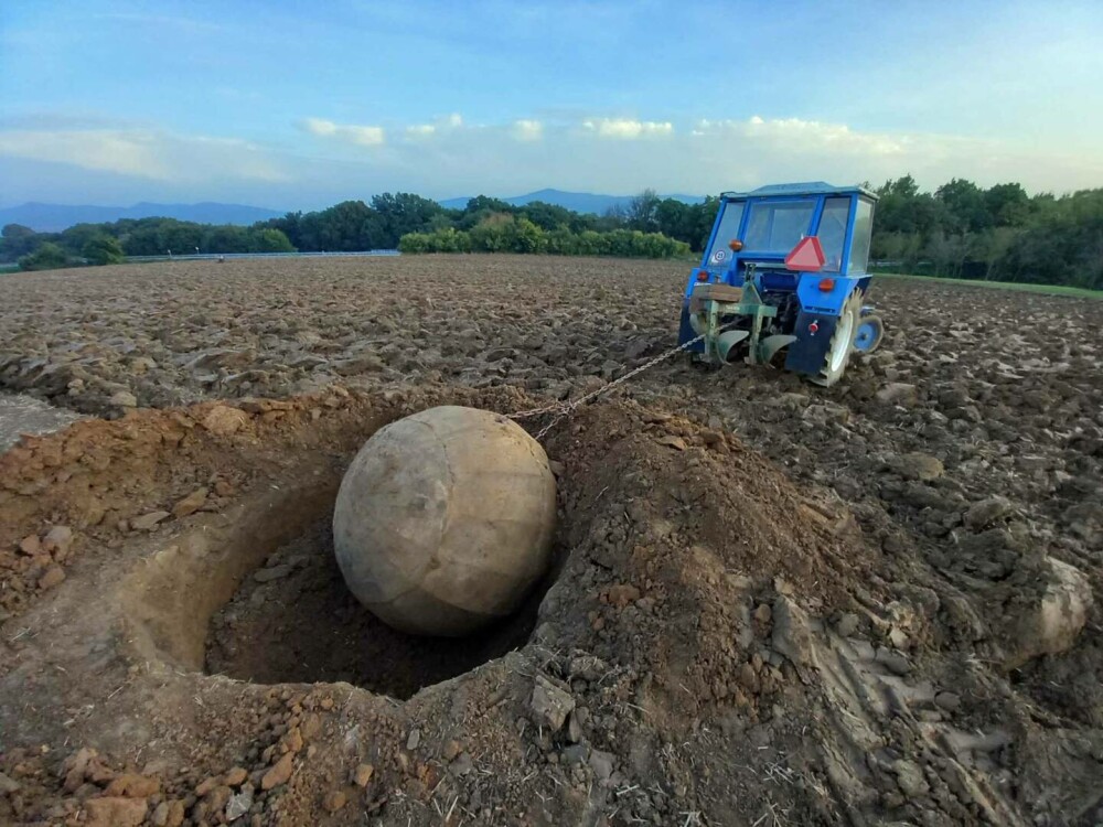 Descoperirea istorică făcută de un fermier după ce a lovit o piatră în timp ce ara. Ce a scos din pământ. FOTO - Imaginea 1