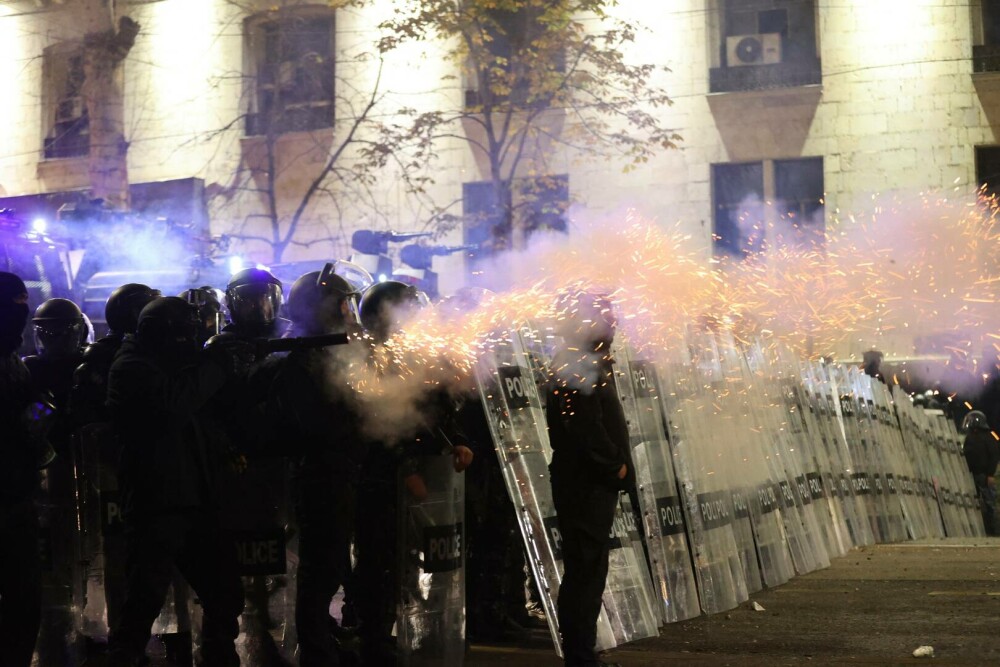 Noi proteste în Georgia. Poliţia foloseşte un tun cu apă şi gaze lacrimogene împotriva manifestanţilor pro-UE. LIVE VIDEO - Imaginea 1