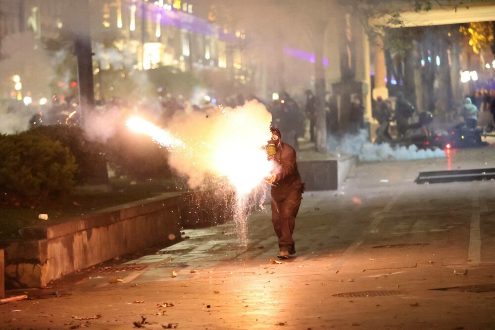 Noi proteste în Georgia. Poliţia foloseşte un tun cu apă şi gaze lacrimogene împotriva manifestanţilor pro-UE. LIVE VIDEO - Imaginea 2