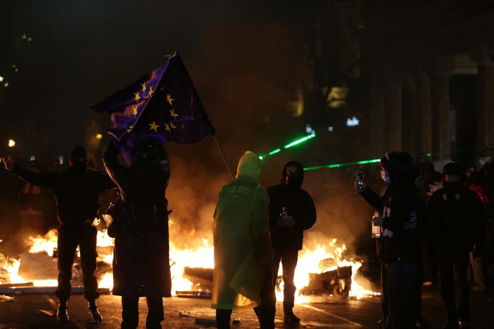 Noi proteste în Georgia. Poliţia foloseşte un tun cu apă şi gaze lacrimogene împotriva manifestanţilor pro-UE. LIVE VIDEO - Imaginea 3