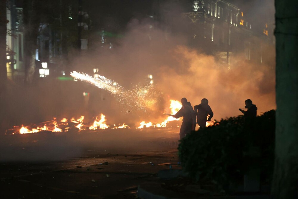 Noi proteste în Georgia. Poliţia foloseşte un tun cu apă şi gaze lacrimogene împotriva manifestanţilor pro-UE. LIVE VIDEO - Imaginea 5