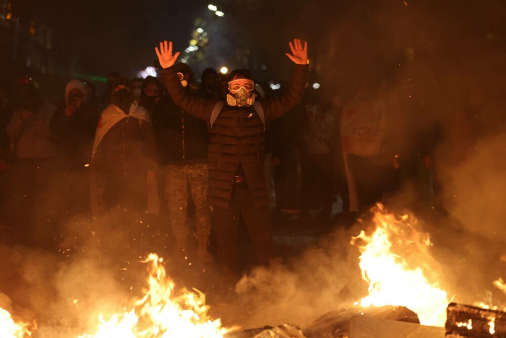 Noi proteste în Georgia. Poliţia foloseşte un tun cu apă şi gaze lacrimogene împotriva manifestanţilor pro-UE. LIVE VIDEO - Imaginea 4