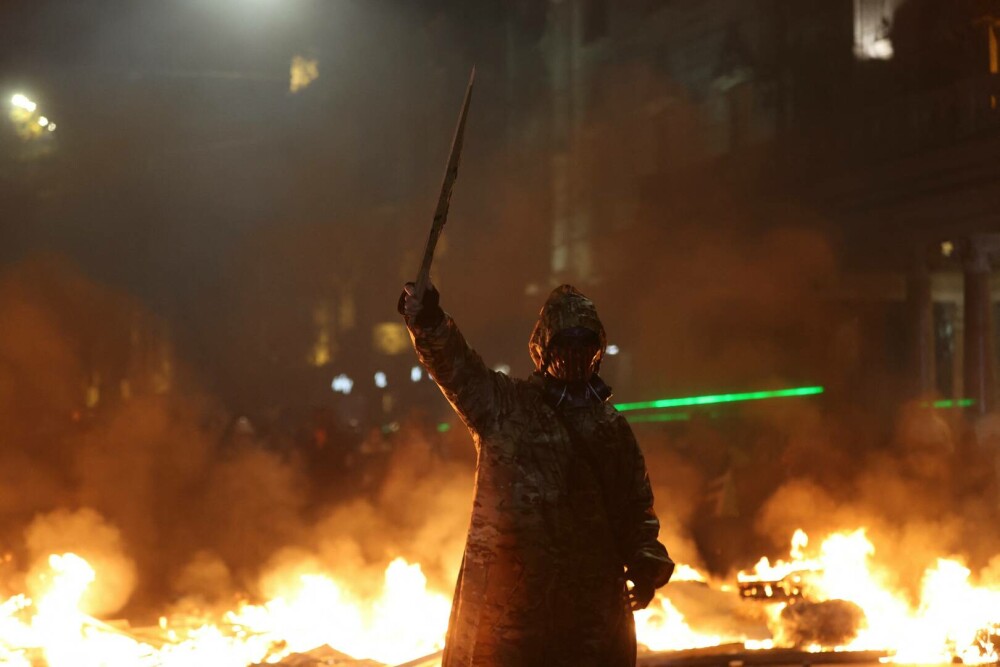 Noi proteste în Georgia. Poliţia foloseşte un tun cu apă şi gaze lacrimogene împotriva manifestanţilor pro-UE. LIVE VIDEO - Imaginea 7