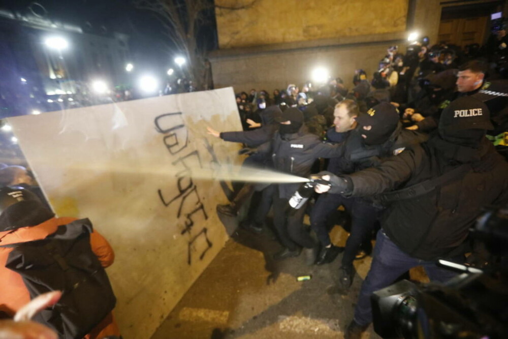 A 6-a noapte de proteste în Georgia. Cum i-ar fi torturat polițiștii pe manifestanții pro-UE | GALERIE FOTO - Imaginea 2