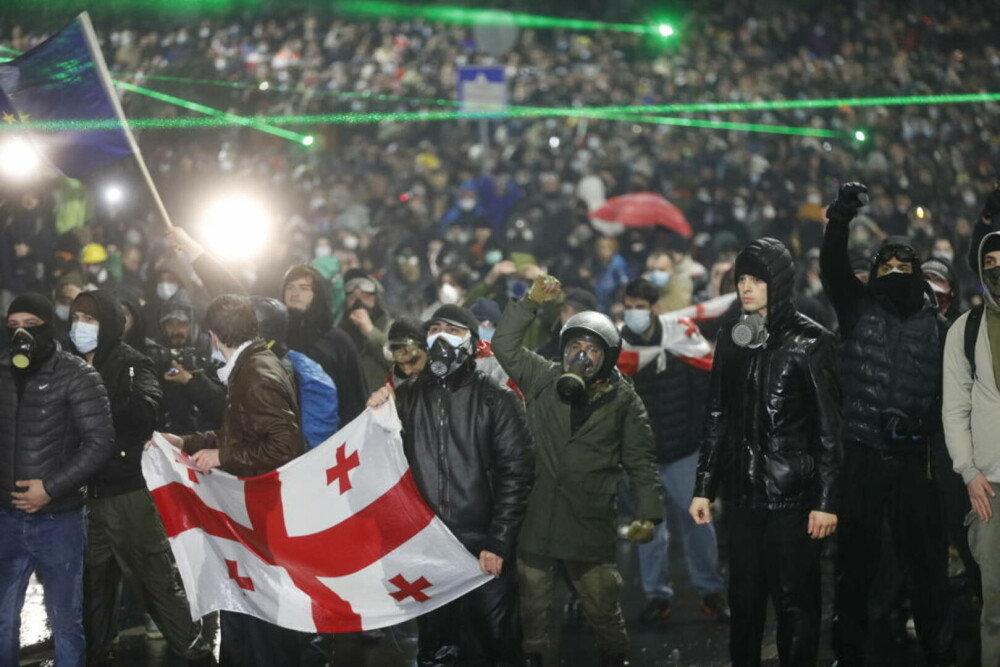 A 6-a noapte de proteste în Georgia. Cum i-ar fi torturat polițiștii pe manifestanții pro-UE | GALERIE FOTO - Imaginea 3