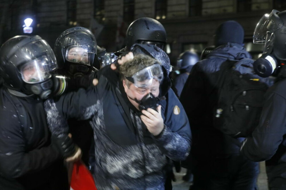 A 6-a noapte de proteste în Georgia. Cum i-ar fi torturat polițiștii pe manifestanții pro-UE | GALERIE FOTO - Imaginea 5