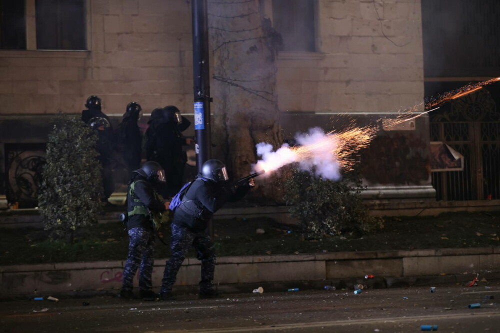 A 6-a noapte de proteste în Georgia. Cum i-ar fi torturat polițiștii pe manifestanții pro-UE | GALERIE FOTO - Imaginea 7