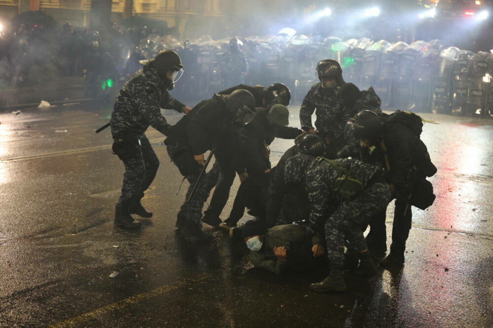 A 6-a noapte de proteste în Georgia. Cum i-ar fi torturat polițiștii pe manifestanții pro-UE | GALERIE FOTO - Imaginea 9