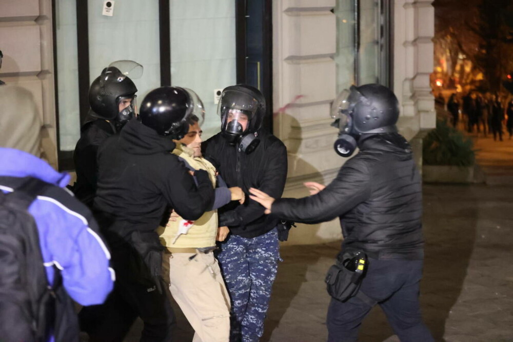 A 6-a noapte de proteste în Georgia. Cum i-ar fi torturat polițiștii pe manifestanții pro-UE | GALERIE FOTO - Imaginea 11