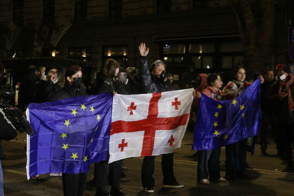 A 6-a noapte de proteste în Georgia. Cum i-ar fi torturat polițiștii pe manifestanții pro-UE | GALERIE FOTO - Imaginea 12