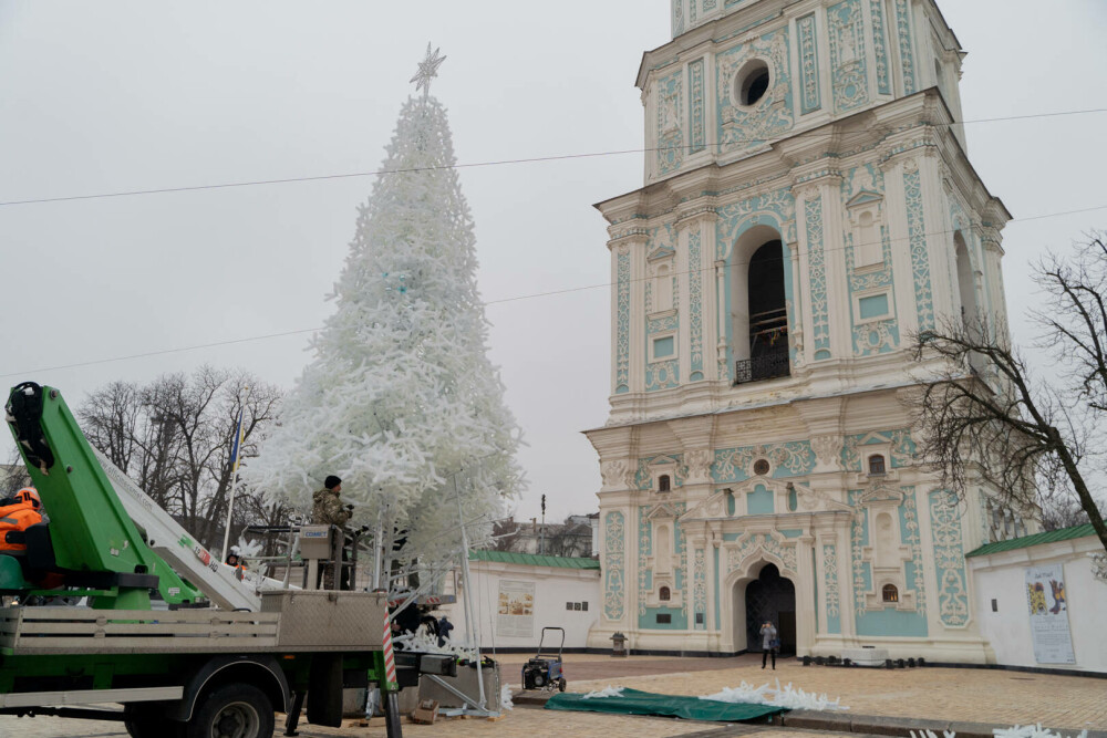 FOTO. Deși trăiesc vremuri tulburi, oamenii din Kiev au avut parte de o surpriză de Crăciun - Imaginea 2