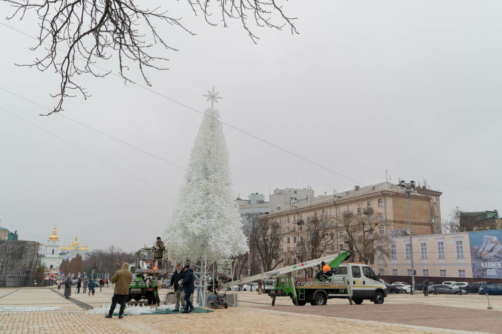 FOTO. Deși trăiesc vremuri tulburi, oamenii din Kiev au avut parte de o surpriză de Crăciun - Imaginea 3