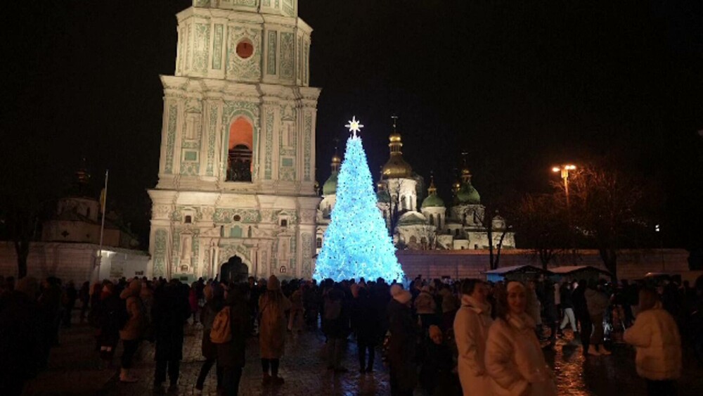 FOTO. Deși trăiesc vremuri tulburi, oamenii din Kiev au avut parte de o surpriză de Crăciun - Imaginea 6