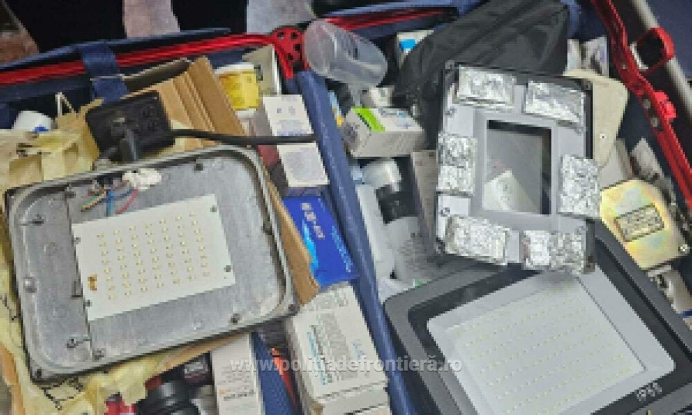 Descoperire de peste 220.000 de euro în aeroportul din Timișoara. Ce au găsit autoritățile în bagajul unui bărbat. FOTO - Imaginea 2