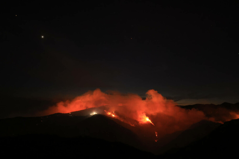 Incendiu puternic de vegetaţie în Malibu. Dick Van Dyke şi Cher, printre miile de persoane care fug din calea focului - Imaginea 2