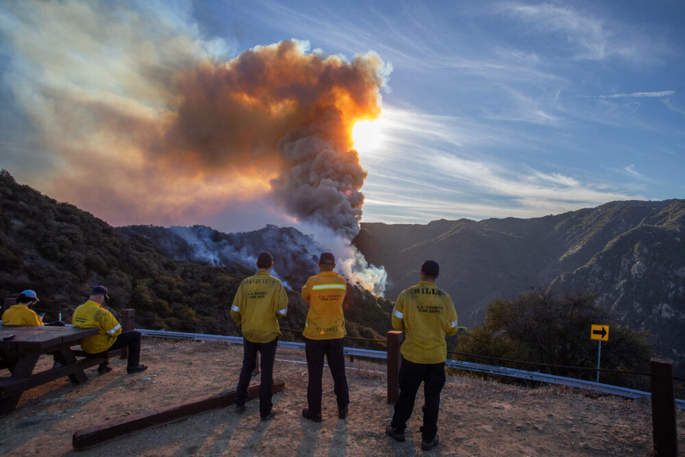 Incendiu puternic de vegetaţie în Malibu. Dick Van Dyke şi Cher, printre miile de persoane care fug din calea focului - Imaginea 3