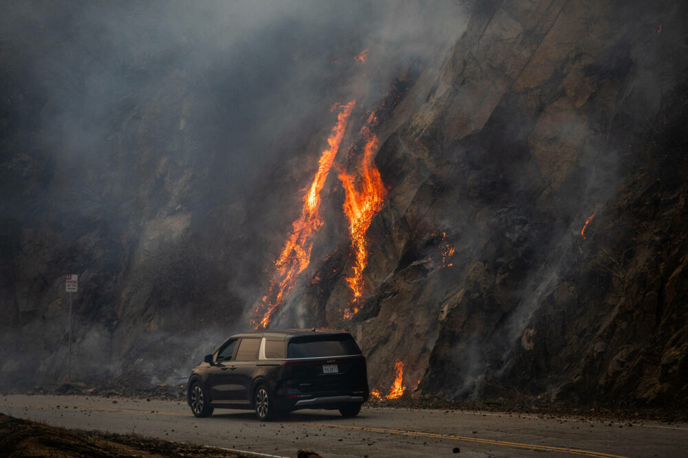 Incendiu puternic de vegetaţie în Malibu. Dick Van Dyke şi Cher, printre miile de persoane care fug din calea focului - Imaginea 4