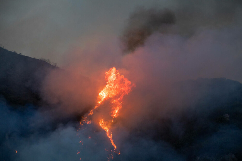 Incendiu puternic de vegetaţie în Malibu. Dick Van Dyke şi Cher, printre miile de persoane care fug din calea focului - Imaginea 5