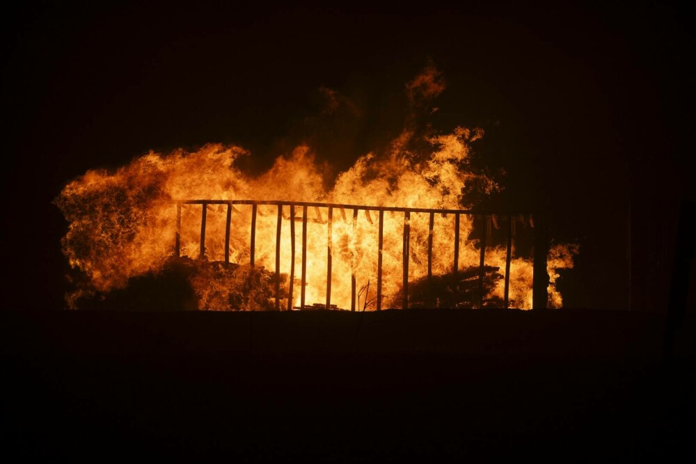 Incendiu puternic de vegetaţie în Malibu. Dick Van Dyke şi Cher, printre miile de persoane care fug din calea focului - Imaginea 6