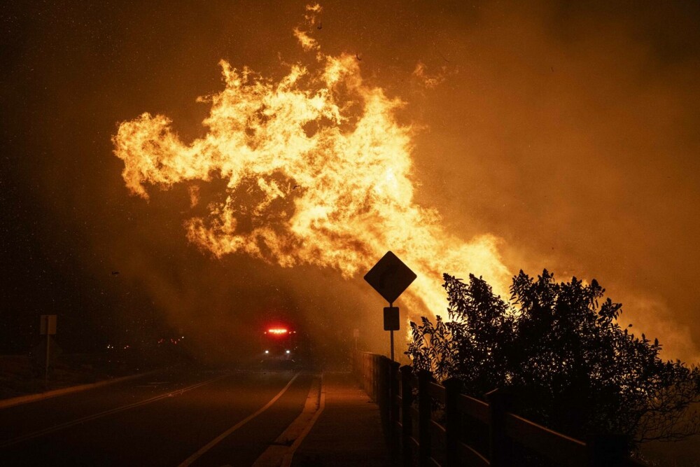 Incendiu puternic de vegetaţie în Malibu. Dick Van Dyke şi Cher, printre miile de persoane care fug din calea focului - Imaginea 7