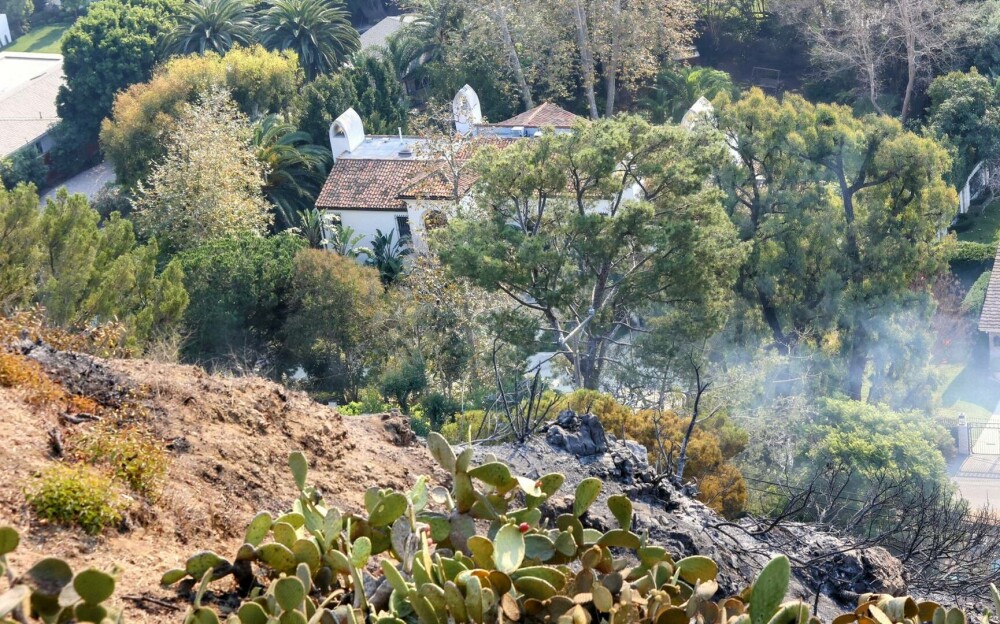 Incendiu puternic de vegetaţie în Malibu. Dick Van Dyke şi Cher, printre miile de persoane care fug din calea focului - Imaginea 10