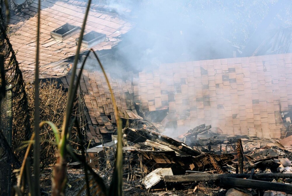 Incendiu puternic de vegetaţie în Malibu. Dick Van Dyke şi Cher, printre miile de persoane care fug din calea focului - Imaginea 11