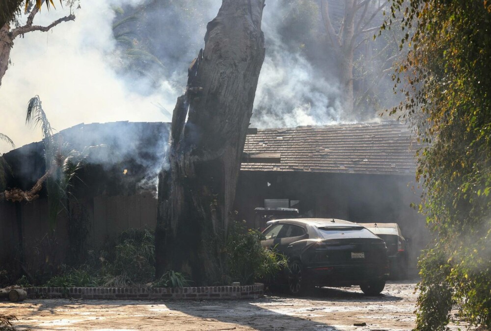 Incendiu puternic de vegetaţie în Malibu. Dick Van Dyke şi Cher, printre miile de persoane care fug din calea focului - Imaginea 14